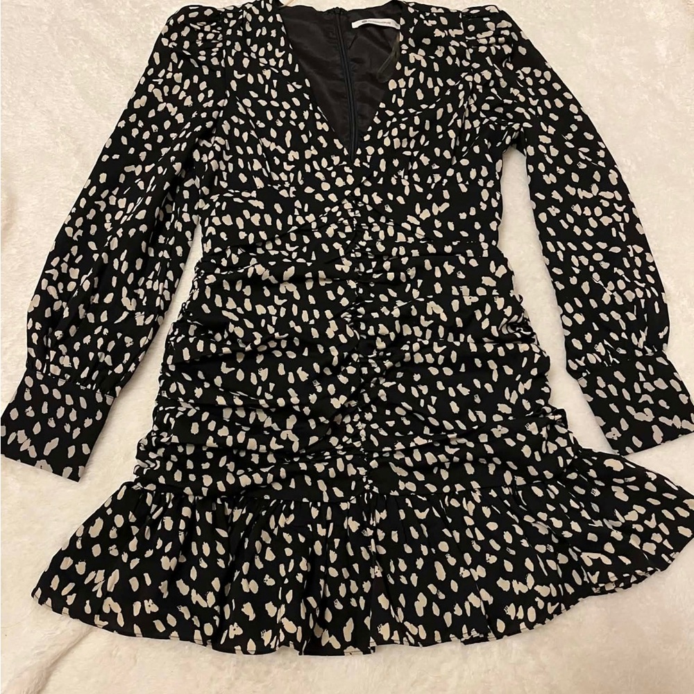 Long-Sleeve Ruched Animal Print Mini Dress with Ruffle Hem – V-Neck Bodycon.